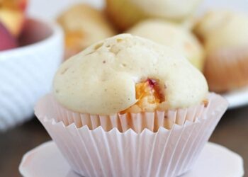 These peach muffins are filled with chunks of delicious peach pieces.  It's the best breakfast or snack!  #breakfast #muffins #peach via @jennikolaus