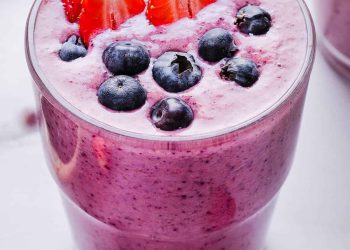 Start your morning with this perfect Mixed Berry Smoothie that is not only refreshing, but packed with antioxidants, fiber and vitamins!  So colorful and nutritious!