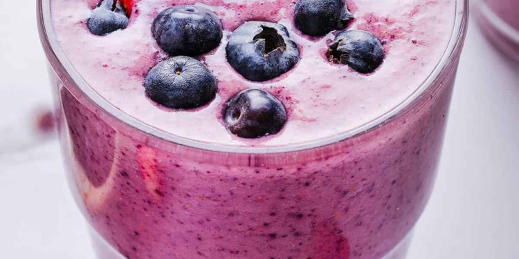 Start your morning with this perfect Mixed Berry Smoothie that is not only refreshing, but packed with antioxidants, fiber and vitamins! So colorful and nutritious!